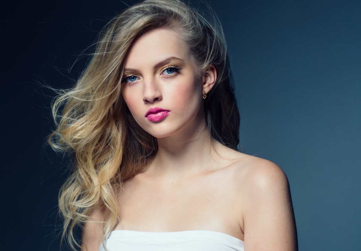 Vopseaua de păr blond cenușiu