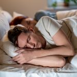 doi oameni care au un somn odihnitor, in pat