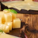 Platou de lemn cu bucati de cascaval si branza topita