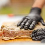 master chef care marineaza carnea de porc.