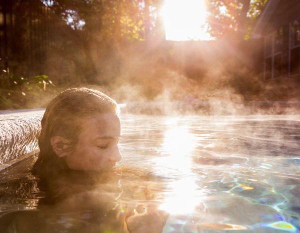 femeie care face baie in apa termala calda
