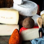 mai multe tipuri de cascavar puse pe un tocator de lemn