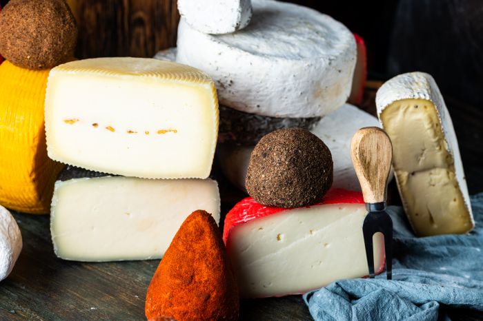 mai multe tipuri de cascavar puse pe un tocator de lemn