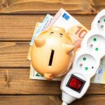 pusculita de bani si un prelungitor electric, puse peste bancnote de euro