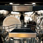 masina de spalat vase plina cu farfurii si pahare