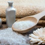 lingura cu sare epsom langa prosop wellness pregatire ritual baie