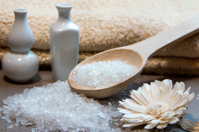 lingura cu sare epsom langa prosop wellness pregatire ritual baie