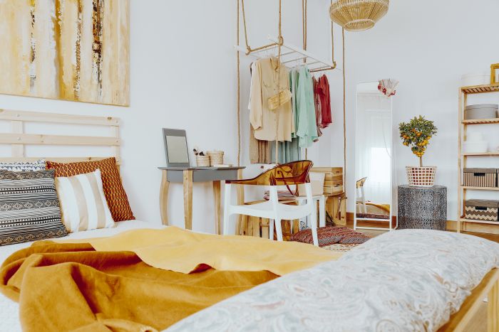 dormitor cu pat acoperit cu perne moi si aerisit