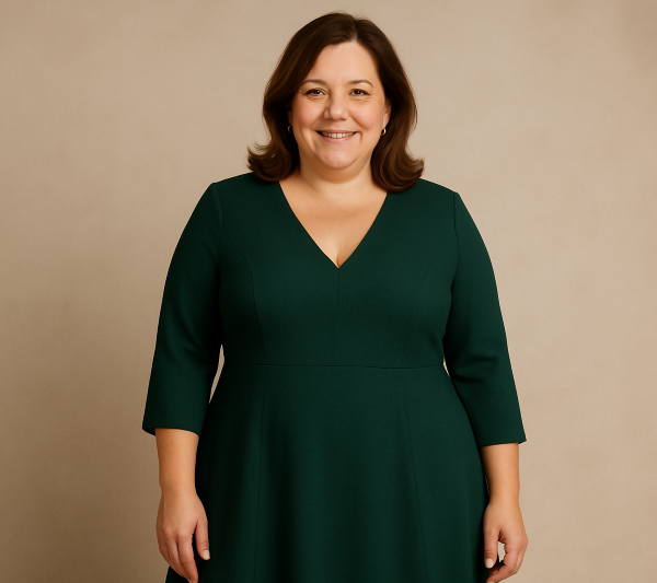 imagine cu o femeie plinuta, care poarta o rochie verde tip A-line